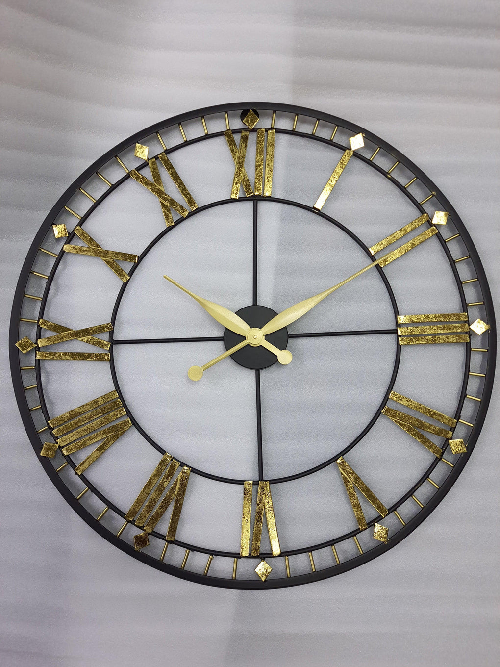 Black And Gold Powder Coated Metallic Wall Clock For Living Room