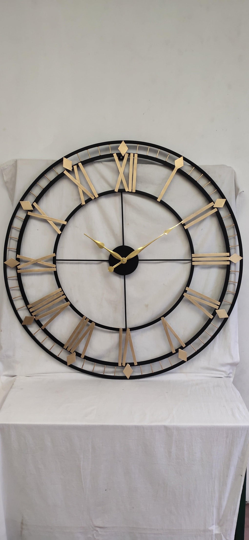 Black And Gold Powder Coated Metallic Wall Clock For Living Room